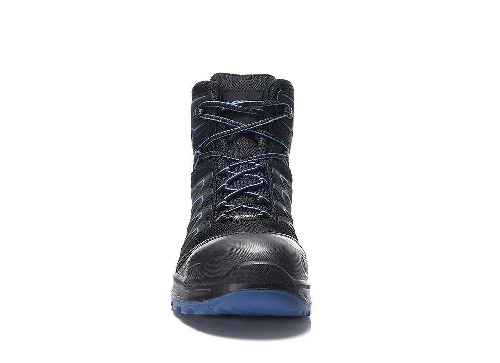 Ein schwarzer und blauer Wanderschuh mit robuster Sohle, der für Outdoor-Aktivitäten konzipiert ist und von vorne auf weißem Hintergrund präsentiert wird.