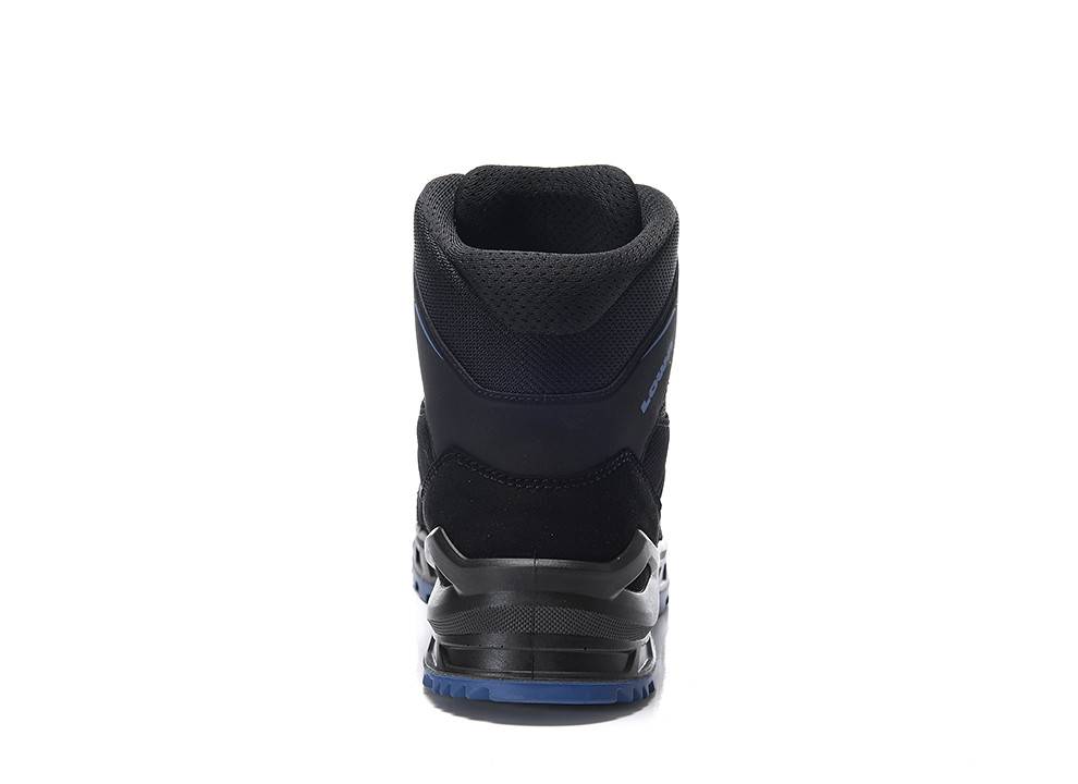 Ein schwarzer Wanderschuh mit blauen Akzenten, von hinten betrachtet, zeigt die Sohlen- und Fersendetails vor einem weißen Hintergrund.