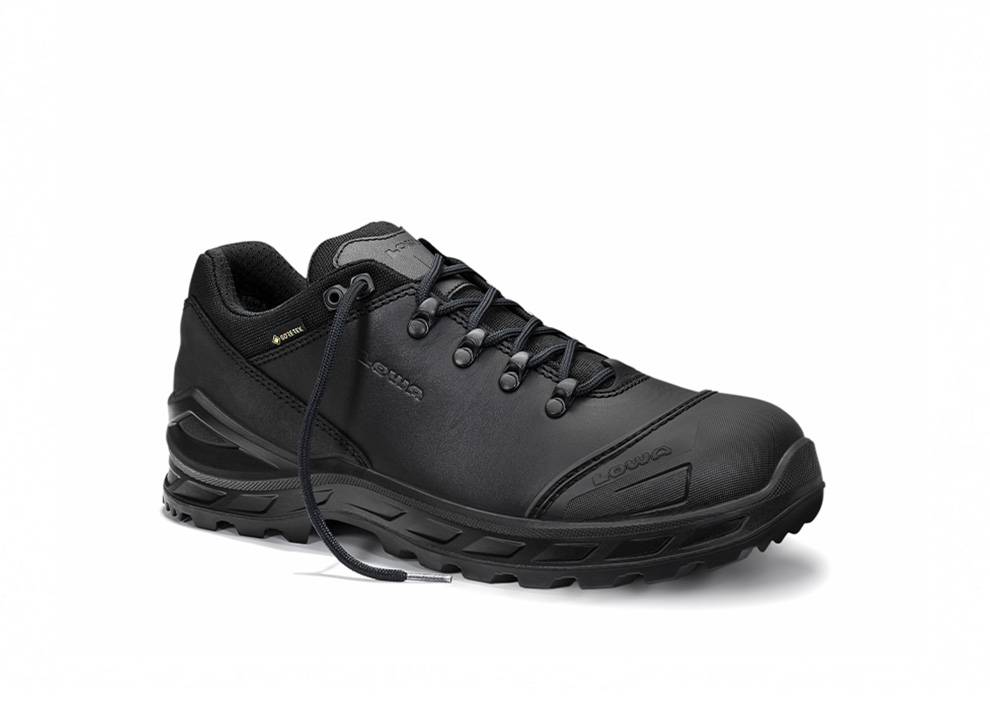Schwarzer Outdoor-Schuh mit robuster Sohle, Schnürsenkeln und dezent eingearbeitetem Logo. Geeignet für Wanderungen oder lässige Freizeitaktivitäten und bietet Langlebigkeit und Komfort.