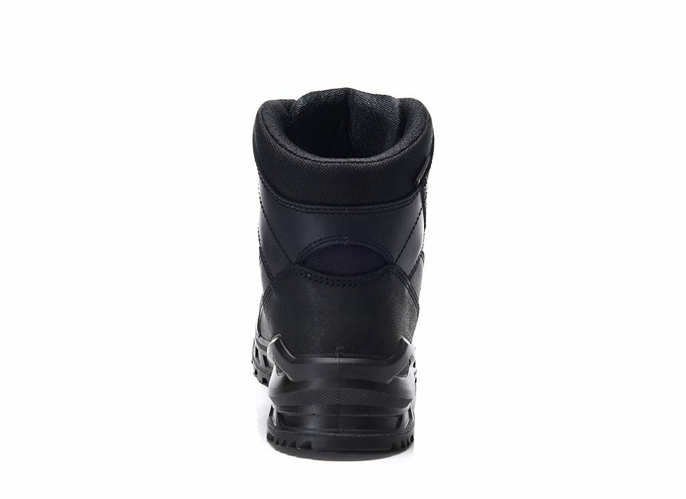 Ein schwarzer Wanderschuh aus der Rückansicht, der seine robuste Gummisohle und gepolsterte Schaftkante präsentiert, perfekt für Outdoor-Aktivitäten.