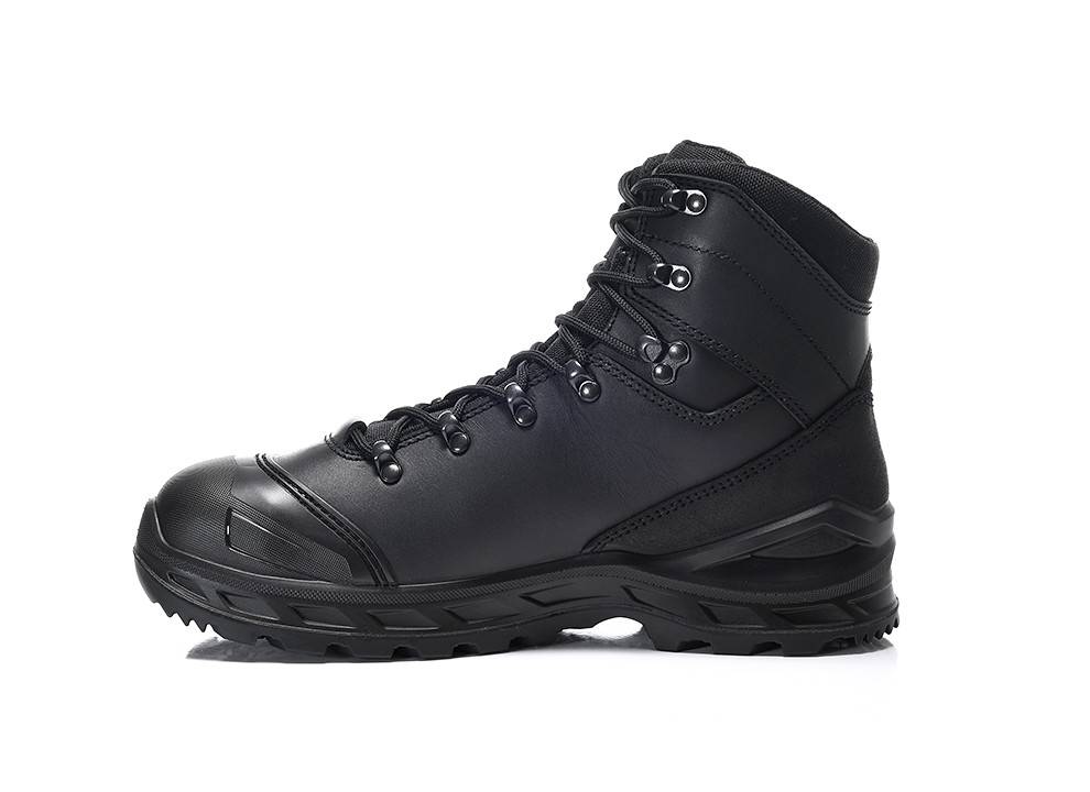 Ein robuster schwarzer Wanderschuh mit einer dicken Sohle und starken Schnürsenkeln, konzipiert für Outdoor-Aktivitäten oder raues Gelände.