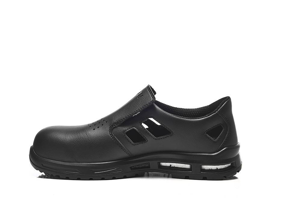 Ein schwarzer Slipper mit einer strapazierfähigen, strukturierten Sohle und Mesh-Belüftungslöchern, entwickelt für Komfort und Atmungsaktivität.