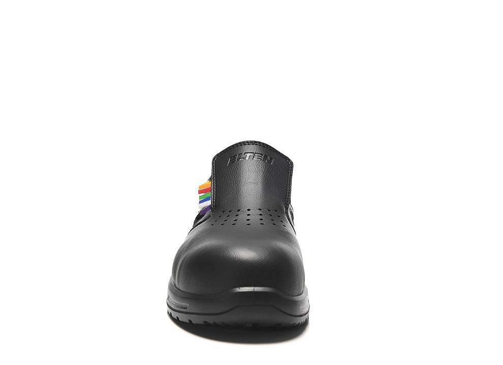 Ein schwarzer Slip-on-Schuh, von vorne betrachtet, mit gelochtem Obermaterial und mehrfarbigen Details an den Seiten.