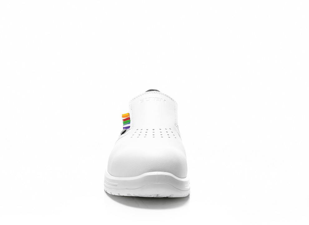 Ein weißer Slip-on-Schuh mit einem kleinen Regenbogen-Anhänger an der Seite, vor einem schlichten weißen Hintergrund.