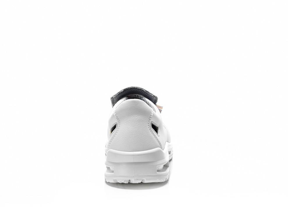 Eine Nahaufnahme der Rückseite eines weißen Sneakers, bei der eine sichtbare Luftpolsterung in der Sohle zu erkennen ist, vor einem einfarbigen weißen Hintergrund.