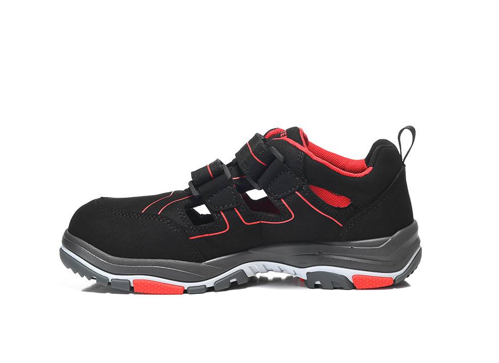 Ein schwarzer und roter Turnschuh mit einer robusten Sohle, Klettverschlüssen und einer verstärkten Zehenpartie, der für sportliche oder lässige Nutzung konzipiert ist.