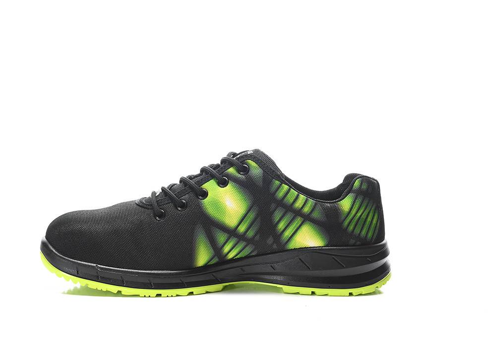 Ein schwarzer und grüner Sportschuh mit Neon-Akzenten, der ein leichtes Design und eine Gummisohle aufweist und sich für Sportaktivitäten eignet.
