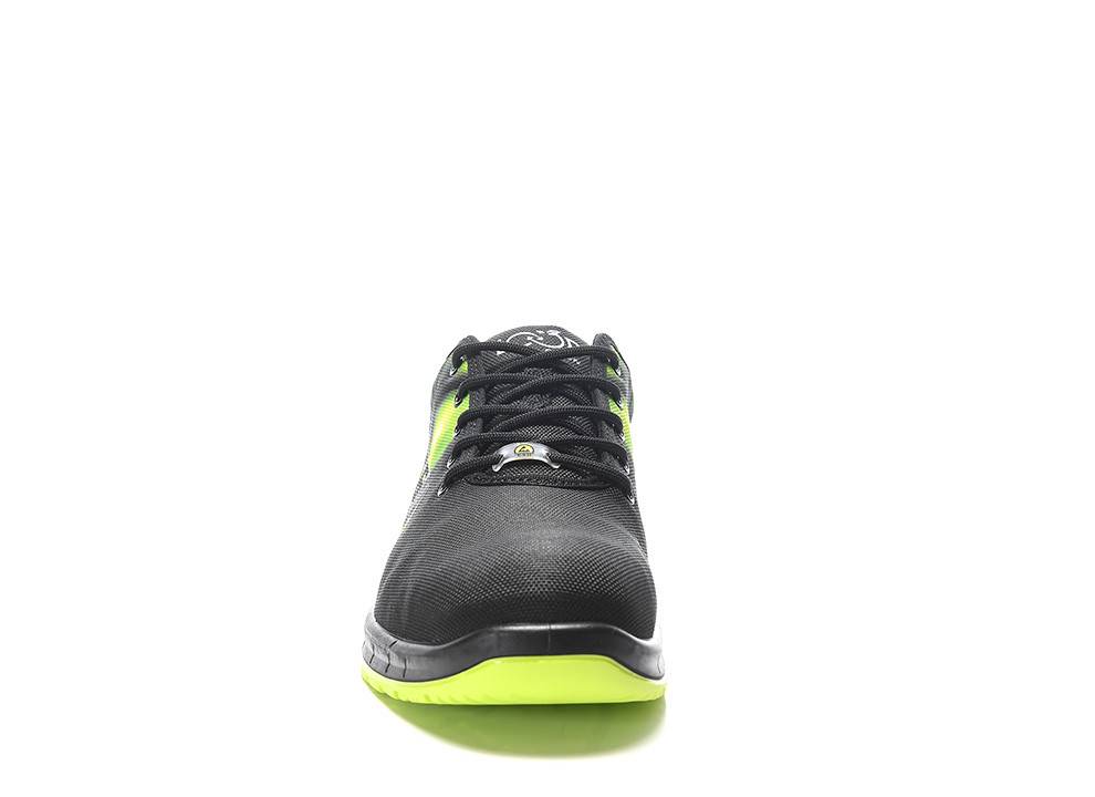 Ein schwarzer Sportschuh mit leuchtend grünen Akzenten, von vorne gegen einen weißen Hintergrund gesehen.