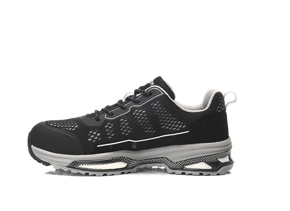 Ein schwarz-grauer Sportschuh mit gedämpfter Sohle, Schnürsenkeln und Mesh-Details für Atmungsaktivität, der auf einem weißen Hintergrund präsentiert wird.