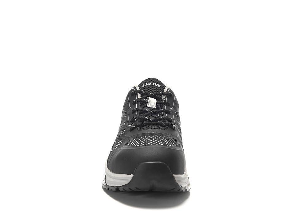 Ein schwarz-weißer Sportschuh wird von vorne gezeigt, wobei Mesh und Schnürsenkeldetails sichtbar sind.