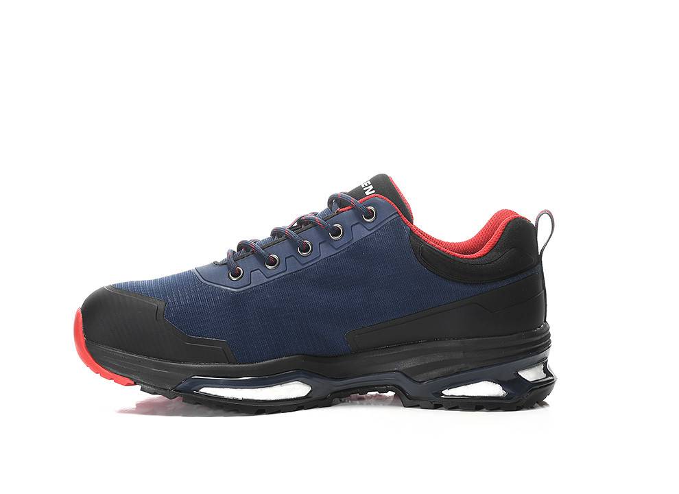 Ein Sportschuh in Navy-Blau und Schwarz mit roten Akzenten, ausgestattet mit einer dicken Gummisohle und Schnürsenkeln, fotografiert vor einem weißen Hintergrund.