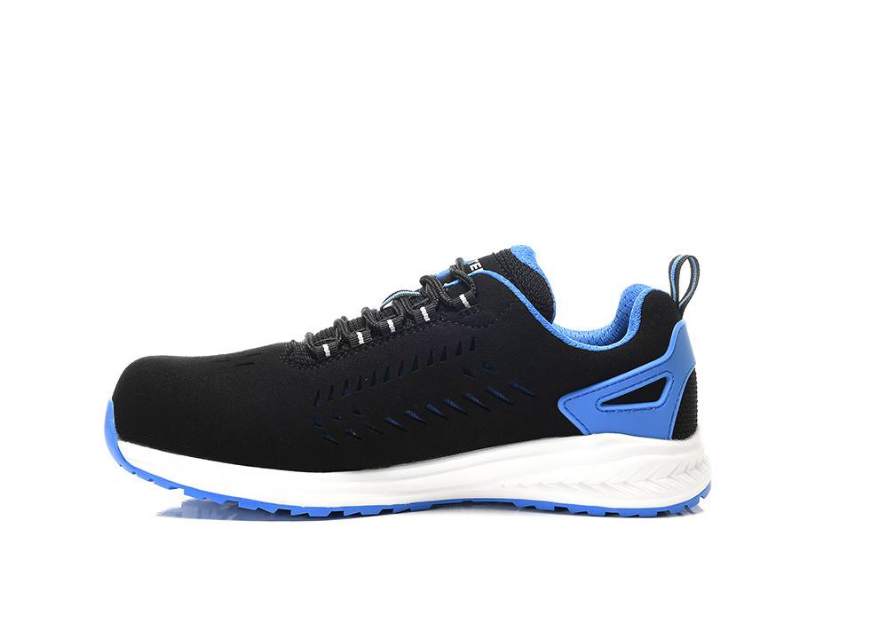 Ein schwarzer und blauer Sportschuh mit strukturierter Sohle, schwarzem Obermaterial, blauer Fütterung und einer Zugschlaufe am Fersenbereich, entwickelt für sportliche Aktivitäten.