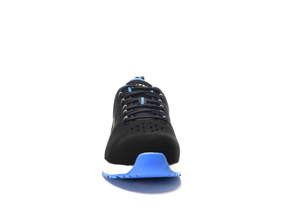 Ein schwarzer Sneaker mit blauer Sohle, von vorne betrachtet, mit Schnürsenkeln und Belüftungslöchern.