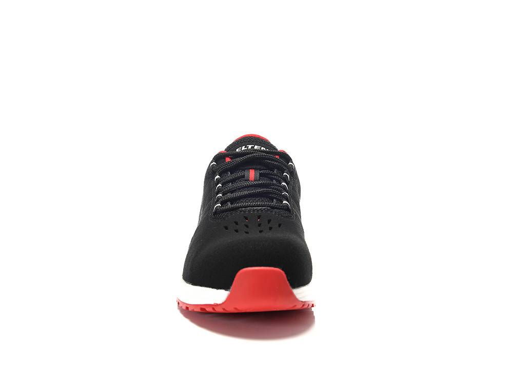 Ein schwarzer Sportschuh mit roten Akzenten, von vorne gesehen, der ein Mesh-Material und eine dicke Sohle präsentiert, die auf Komfort und Unterstützung ausgelegt ist.