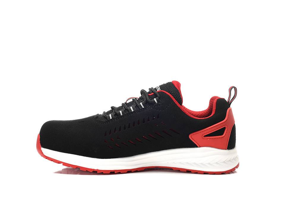Ein schwarzer Sneaker mit roten Akzenten und weißer Sohle, konzipiert für sportliche Aktivitäten.