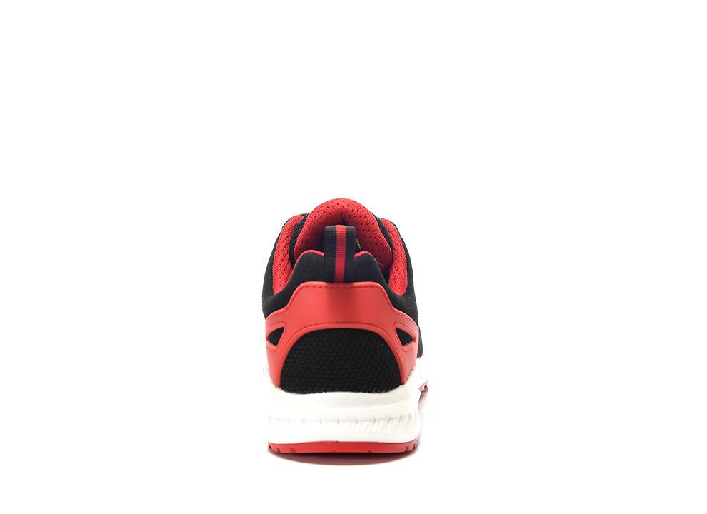 Ein schwarzer und roter Sportschuh, von hinten gezeigt, mit einer weißen Sohle, die rote Akzente aufweist.