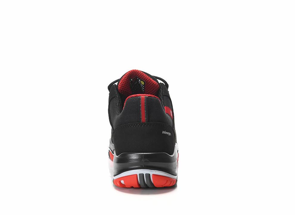 Schwarzer und roter Sportschuh von hinten betrachtet, der das Fersendesign und den Farbkontrast zeigt, mit sichtbarem 'Infinity'-Etikett.