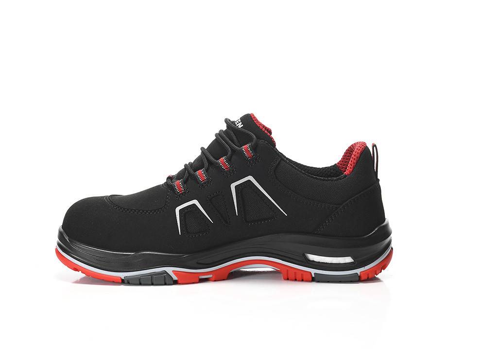 Ein schwarzer Sportschuh mit roten Akzenten und gedämpfter Sohle, der auf Komfort und Unterstützung ausgelegt ist, in einer Seitenansicht auf weißem Hintergrund.
