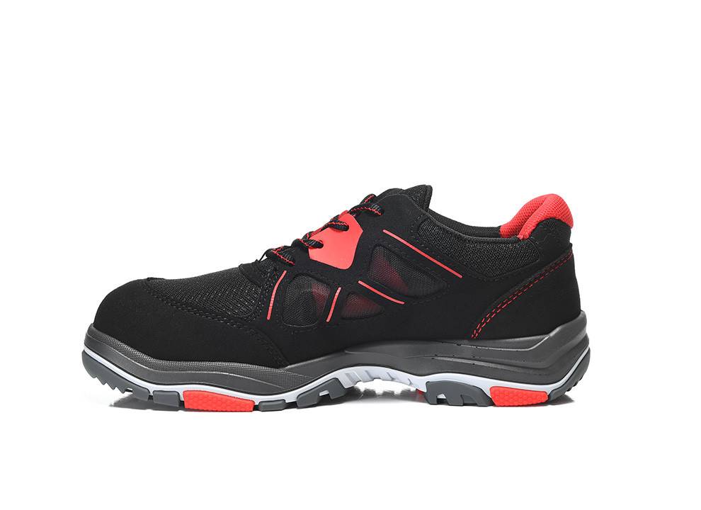 Schwarzer und roter Sportschuh mit Mesh-Einsätzen und einer dicken Gummisohle, entwickelt für Lauf- oder Sportaktivitäten.