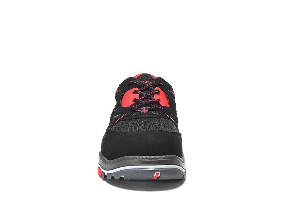 Ein schwarzer und roter Sportschuh, Frontansicht, präsentiert das Design mit einer strukturierten Oberfläche und gedämpfter Sohle, geeignet für das Laufen.