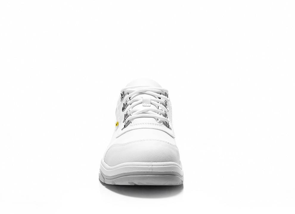 Ein weißer Lederschuh mit sauberen Schnürsenkeln und einem glatten Design, von vorne vor einem schlichten weißen Hintergrund betrachtet.