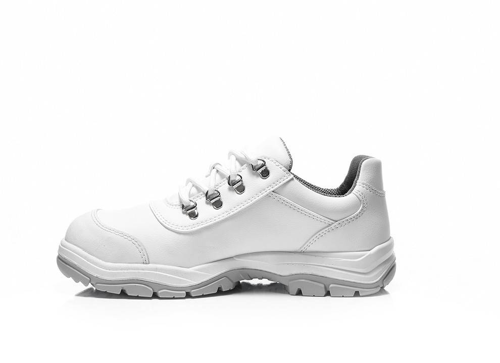 Ein weißer Wanderschuh mit Schnürsenkeln und einer robusten Sohle, entwickelt für Outdoor-Aktivitäten, der vor einem schlichten weißen Hintergrund präsentiert wird.