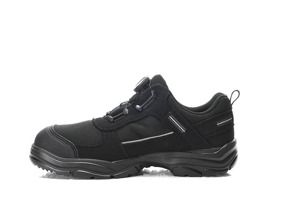 Ein schwarzer athletischer Turnschuh mit robuster Sohle und Schnürsenkelverschluss, der Mesh- und Ledertexturen für Haltbarkeit und Komfort aufweist.