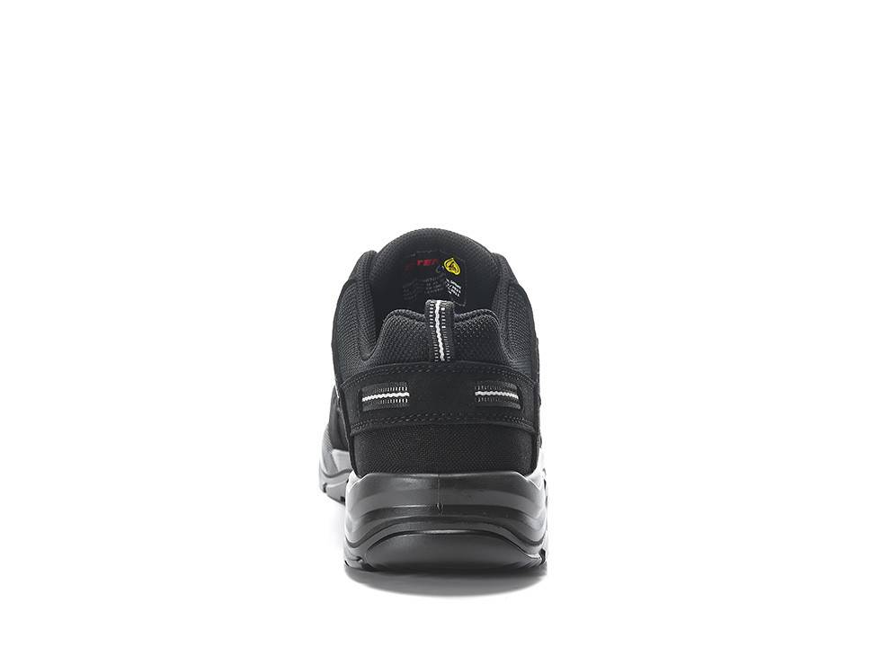 Schwarzer Sportschuh, von hinten betrachtet, mit strukturierter Sohle und einer Zugschlaufe am Absatz.