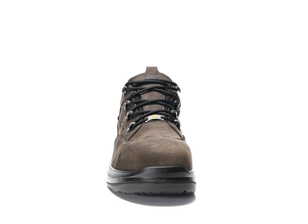 Ein brauner Wanderschuh mit schwarzen Schnürsenkeln, von vorne betrachtet, mit robustem Outdoor-Design und einer dicken, stabilen Sohle.