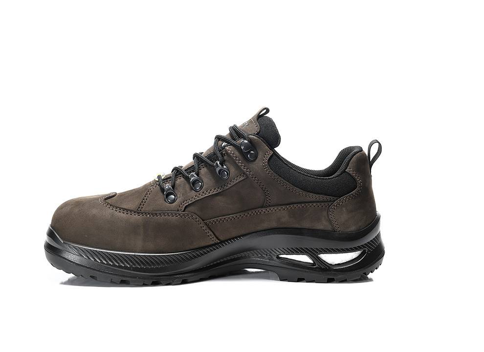 Ein brauner Wanderschuh mit schwarzen Schnürsenkeln und einer robusten Sohle, für Outdoor-Aktivitäten konzipiert, vor einem weißen Hintergrund abgebildet.