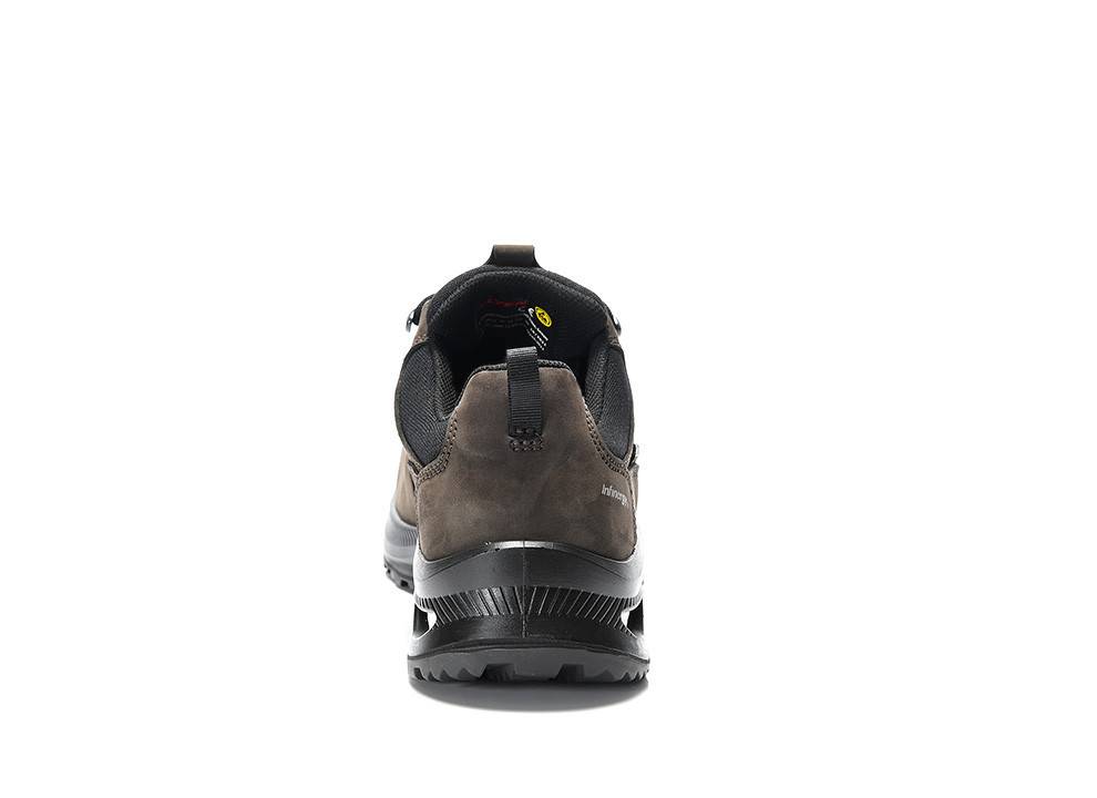 Ein brauner Sportschuh, von hinten gezeigt, mit Fokus auf die Sohlen- und Fersengestaltung.