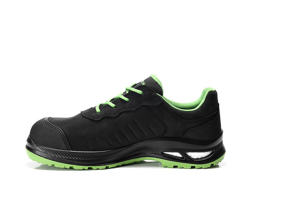 Schwarzer Sneaker mit grünen Akzenten, der ein leichtes Design und eine gedämpfte Sohle für verbesserten Komfort und Halt aufweist.