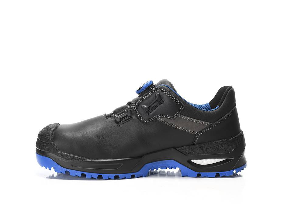 Schwarzer Sportschuh mit blauen Tönen, ausgestattet mit einer robusten Sohle und einem Klettverschluss. Entwickelt für Langlebigkeit und Outdoor-Aktivitäten.