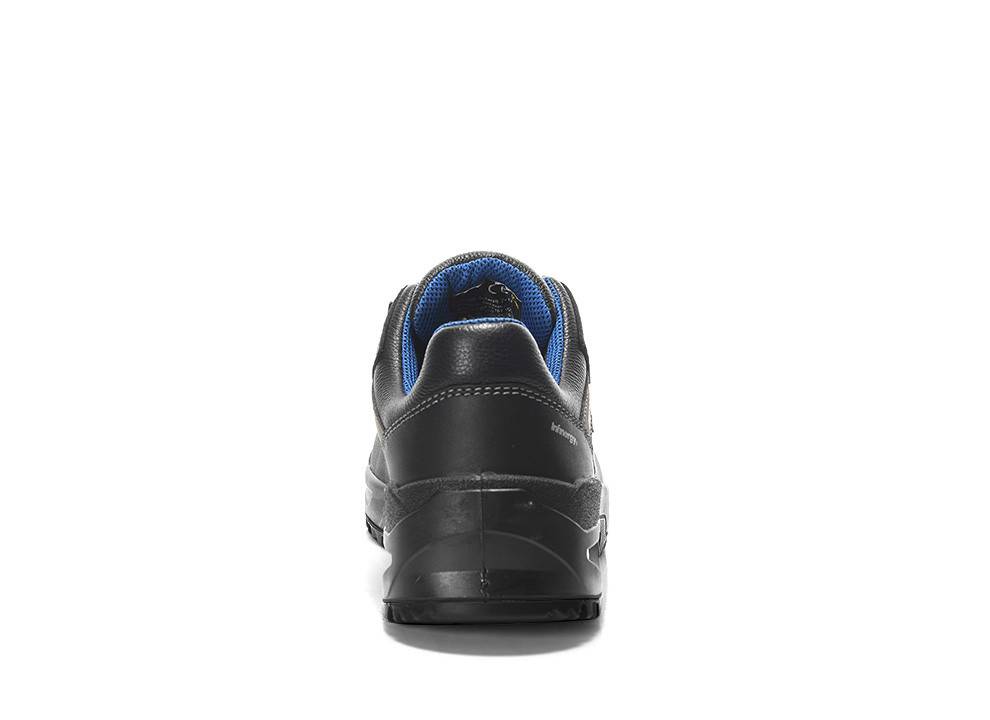 Ein einzelner schwarzer Sportschuh, von hinten betrachtet, mit blauer Innenfütterung, vor einem weißen Hintergrund.