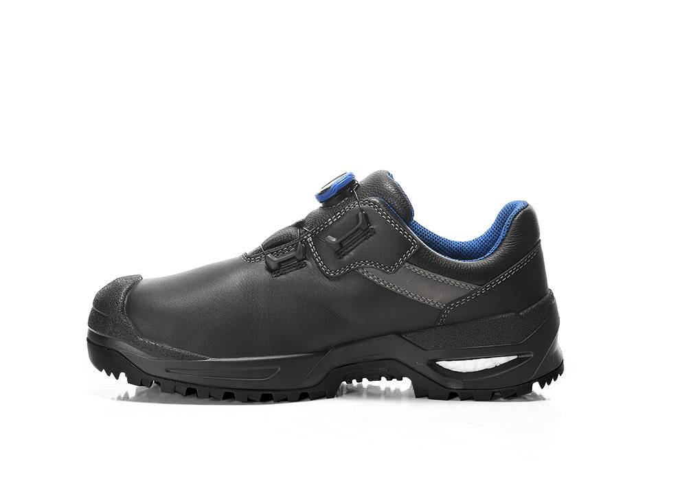 Ein schwarzer Lederschuh mit blauer Innenfütterung und robuster Sohle, entwickelt für Outdoor-Aktivitäten, von der Seite auf weißem Hintergrund dargestellt.