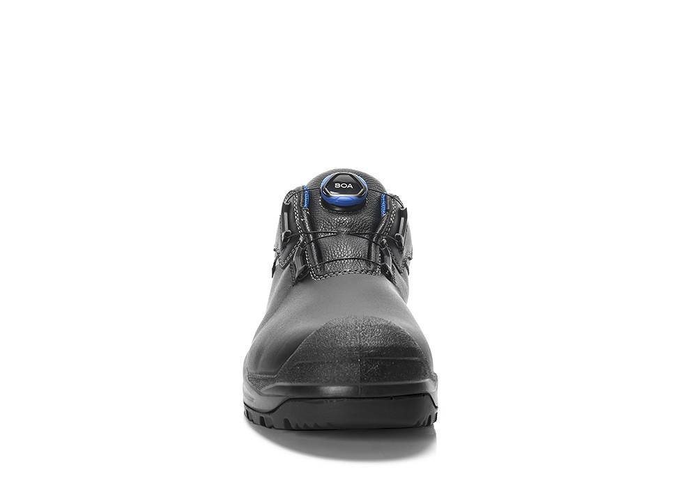 Ein schwarzer Schuh mit einem BOA-Drehverschlusssystem, von vorne gezeigt, der sein Design und seinen schnürsenkellosen Verstellmechanismus hervorhebt.