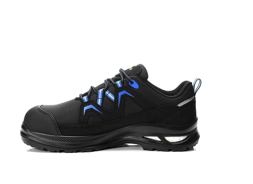 Ein schwarzer Sportschuh mit blauen Akzenten und blauen Schnürösenausführungen, ausgestattet mit einer strukturierten Sohle und einem reflektierenden Streifen auf der Ferse.