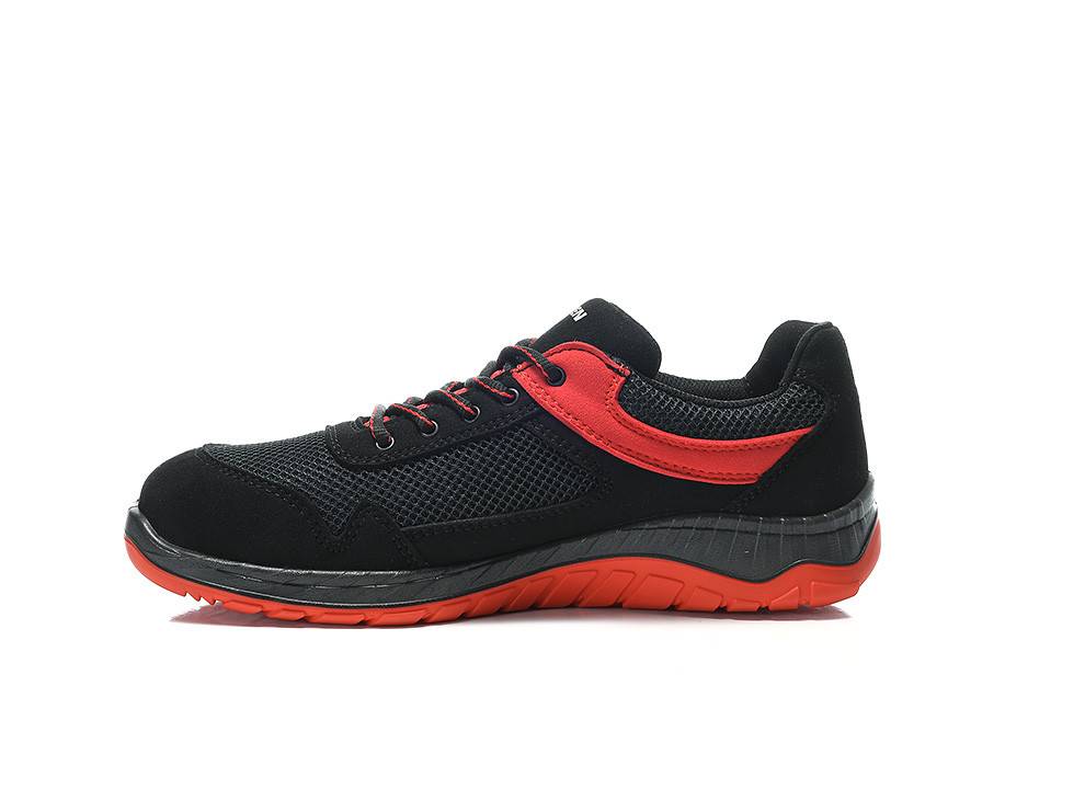 Ein schwarzer und roter Sportschuh mit Meshdesign, mit Akzent auf einer gedämpften Sohle und Schnürverschluss, geeignet für sportliche Aktivitäten.