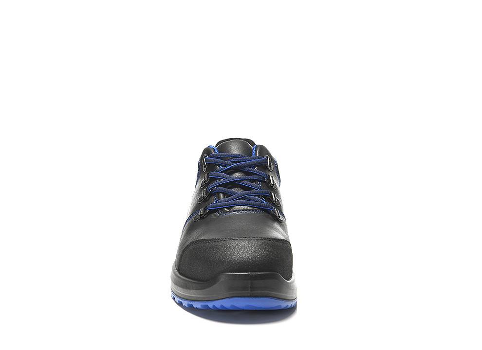 Ein schwarzer und blauer Sportschuh mit einer robusten Sohle, von vorne gezeigt, der sein Design und die Schnürsenkelfunktion hervorhebt.