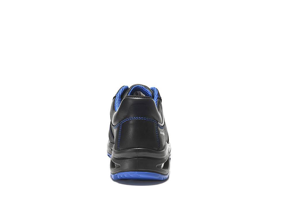 Ein schwarzer und blauer Sportschuh, von hinten betrachtet, der sein Fersendesign und den gepolsterten Kragen zeigt.