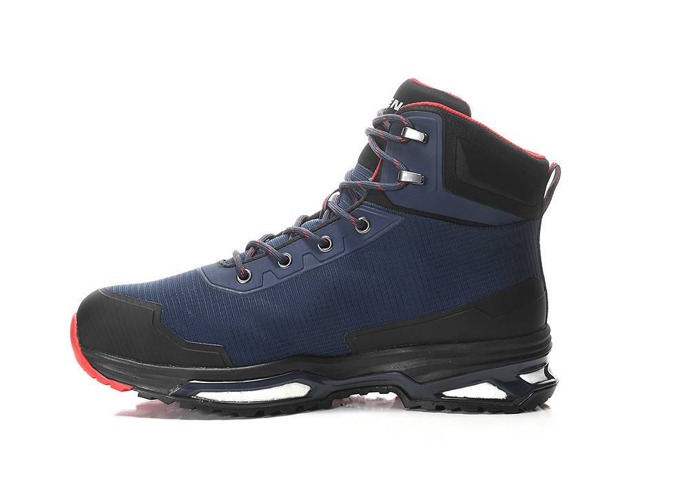 Ein blau-schwarzer Wanderschuh mit roten Akzenten und Metalldurchgängen, ausgestattet mit einer robusten Sohle, die für Outdoor-Aktivitäten konzipiert ist.