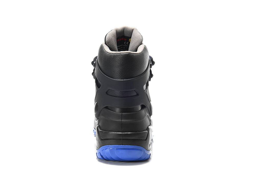 Ein schwarz-blauer High-Top-Turnschuh, von hinten betrachtet, mit gepolstertem Schaft und strukturierter Sohle.