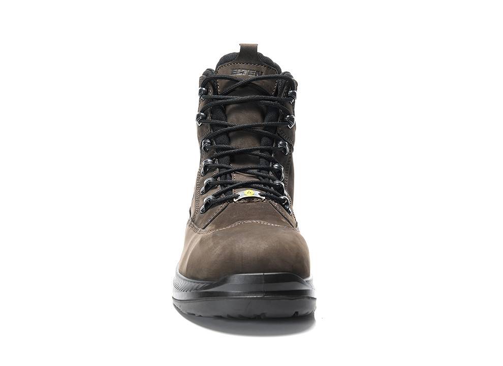 Brauner Wanderschuh mit schwarzen Schnürsenkeln, von vorne betrachtet, mit robuster Konstruktion und verstärkter Zehenpartie, geeignet für Outdoor-Aktivitäten.