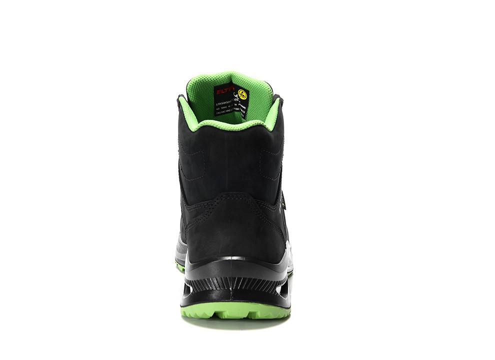 Ein schwarzer und grüner Stiefel mit einer robusten Sohle, von hinten betrachtet, der sein robustes Outdoor-Design hervorhebt.
