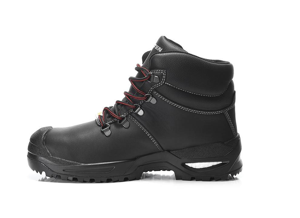 Ein schwarzer Wanderschuh mit roten Schnürsenkeln, ausgestattet mit einer robusten Sohle und Knöchelstütze, entwickelt für Outdoor-Aktivitäten und raues Gelände.