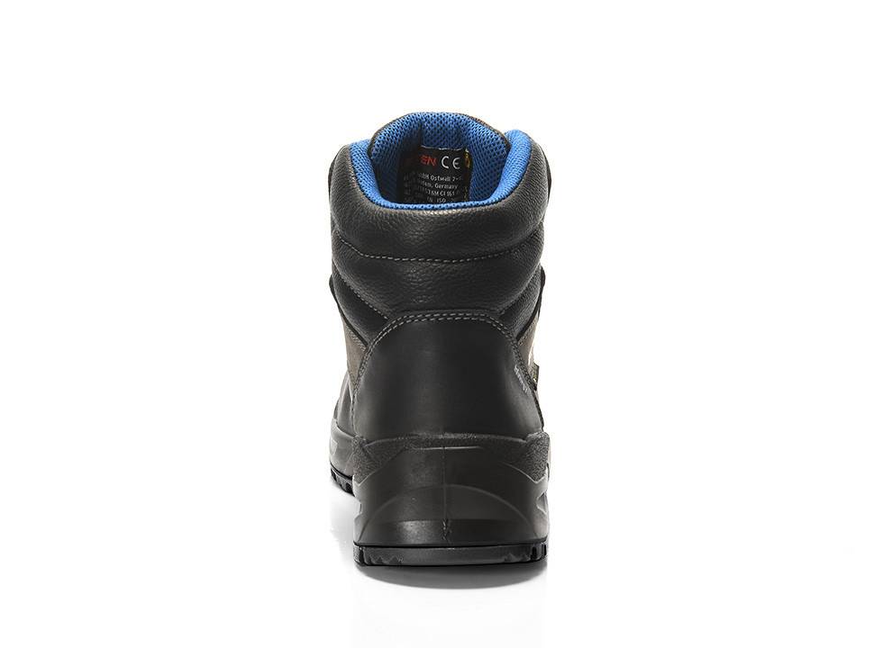 Ein schwarzer High-Top-Wanderschuh mit braunen Akzenten, von hinten betrachtet, der das Design der Ferse und Sohle zeigt.