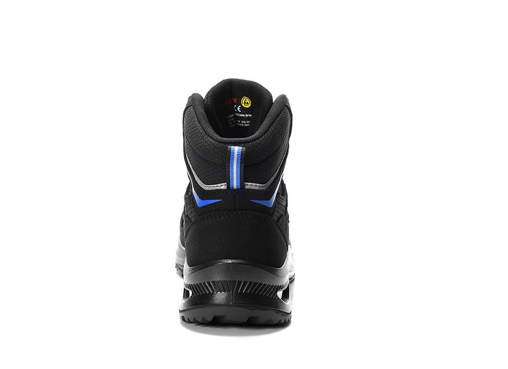 Eine schwarze und blaue Sportschuh, von hinten betrachtet, wobei das Fersendesign und die Markierungsdetails sichtbar sind.
