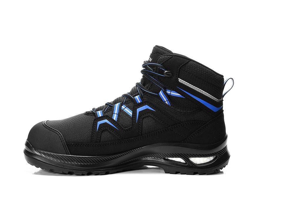 Ein schwarzer Wanderschuh mit hohem Schaft und blauen Akzenten, ausgestattet mit einer robusten Sohle und einer Ziehlasche am Fersenbereich, entwickelt für Outdoor-Aktivitäten.