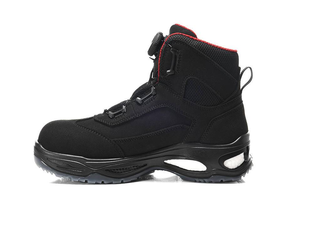 Ein schwarzer, halbhoher Sportschuh mit einer dicken Sohle und roten Akzenten, geeignet für Outdoor-Aktivitäten oder Sport.