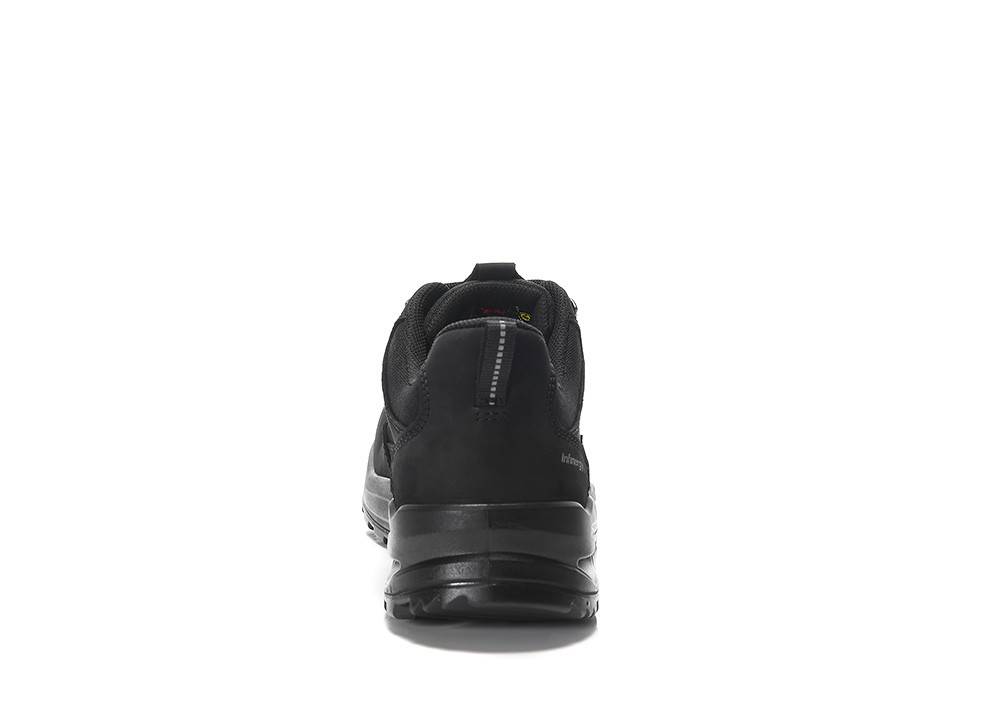 Ein schwarzer Sportschuh, von hinten betrachtet, mit Hervorhebung der Textur und Designdetails am Fersenbereich und an der Sohle.